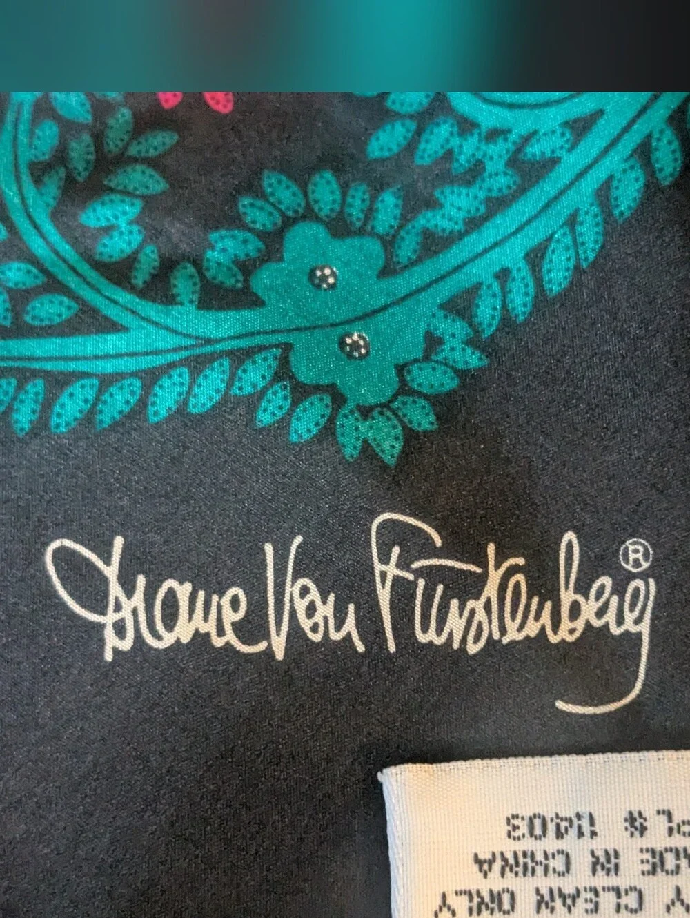 Diane Von Furstenberg Gorgeous Vibrant 100% Silk Wrap Scarf